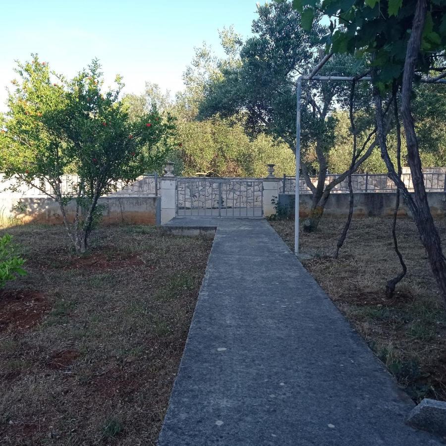 My Mediterranean Villa With Huge Garden And Own Parking Lumbarda Esterno foto